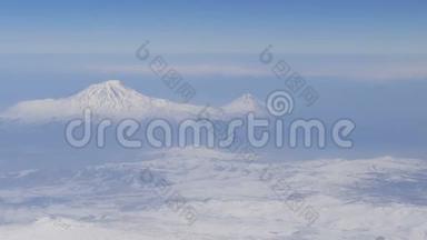 从飞机上看到阿<strong>拉拉</strong>特山。 白雪皑皑的山顶。 从飞机上拿走的圣经阿<strong>拉拉</strong>特山